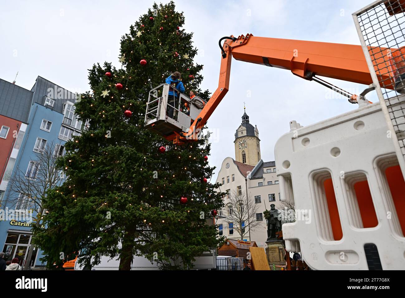 Jena, Deutschland. November 2023. Der Weihnachtsbaum auf dem Jenaer Marktplatz ist dekoriert. Die 18 Meter hohe Blaufichte bildet den Mittelpunkt des Jenaer Weihnachtsmarktes, der vom 24. November bis 22. Dezember stattfindet. Quelle: Martin Schutt/dpa/Alamy Live News Stockfoto