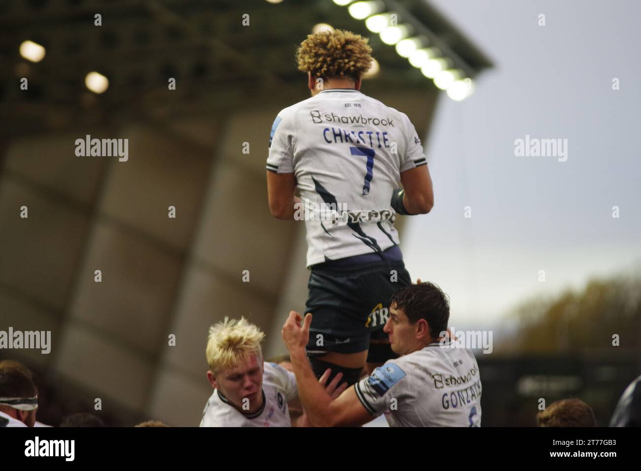 Newcastle upon Tyne, 12. November 2023. Andy Christie spielte für Saracens und holte den Ball in einer Linie gegen Newcastle Falcons in einem Gallagher Premiership-Spiel im Kingston Park. Quelle: Colin Edwards Stockfoto