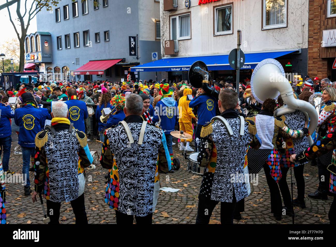Am Tag der Eröffnung der Karnevalsveranstaltung am 11.11.23 feiern viele Menschen in der Kölner Altstadt. Am Tag der Karnevals Sessionse Stockfoto