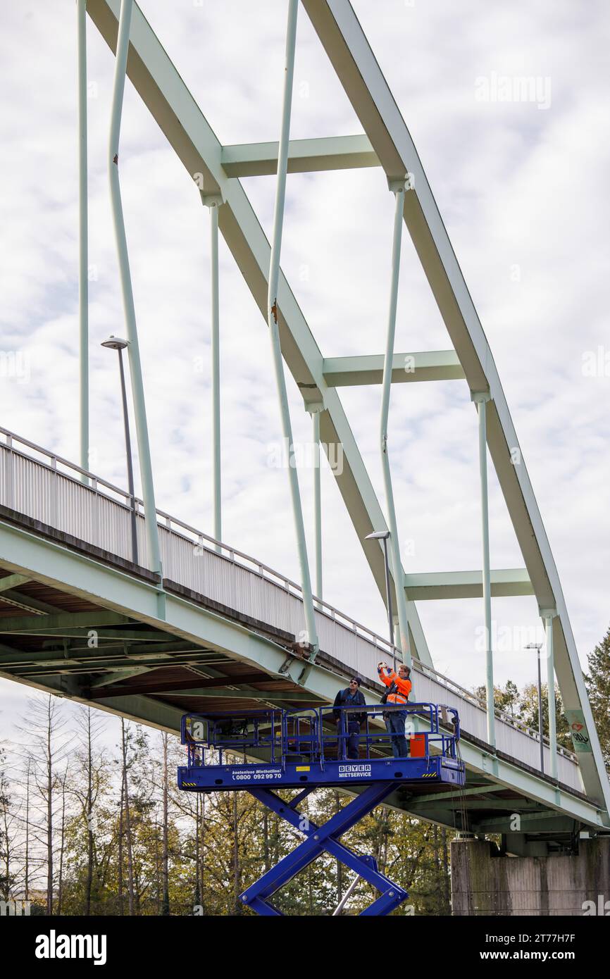 Fußgängerbrücke im Hafen von Niehl, Köln, Deutschland. Nachdem ein Schiff mit einem verlängerten Kran die Brücke am 18. Oktober 2023 schwer beschädigt hat, sind Experten dabei Stockfoto