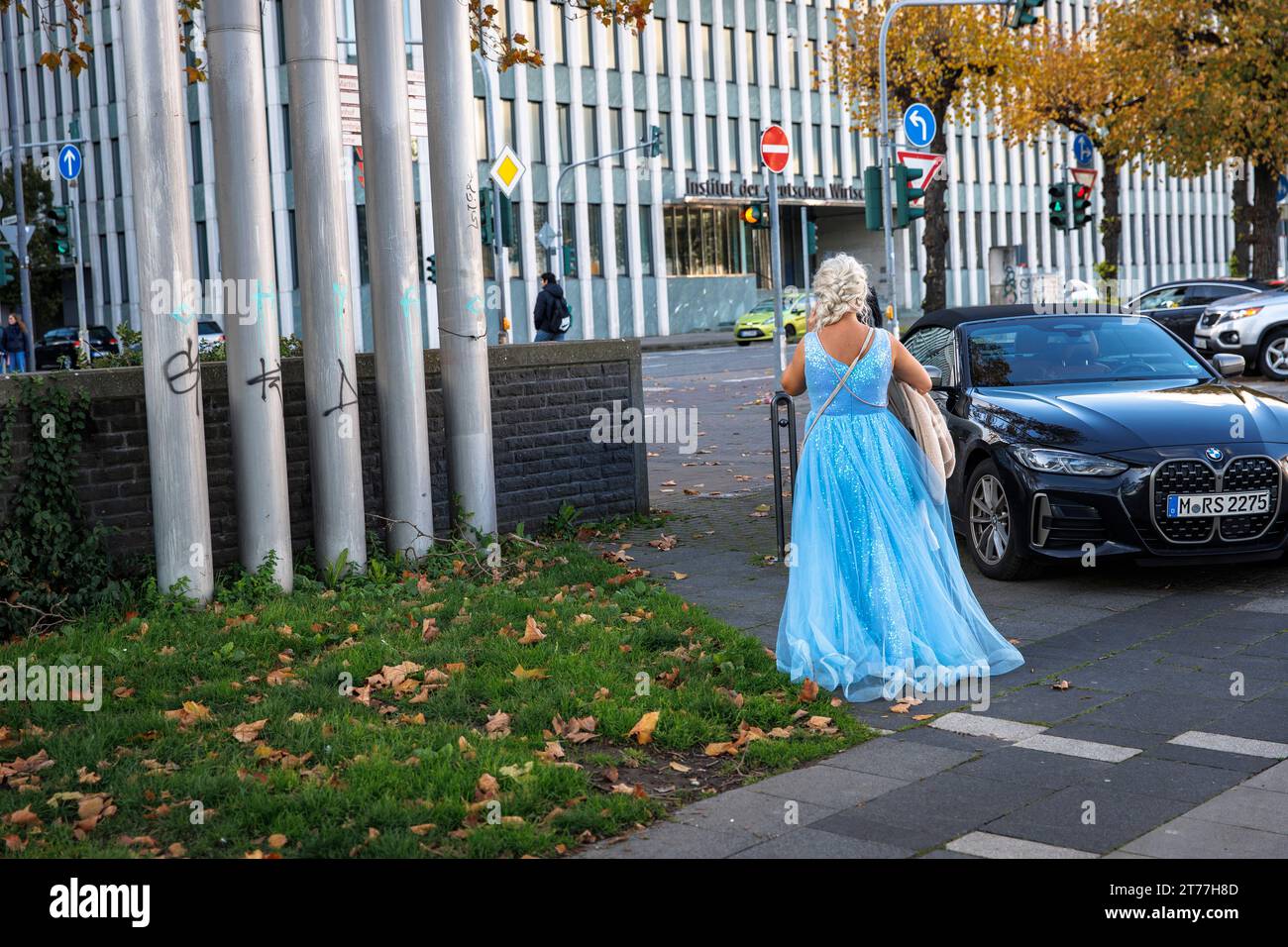Frau in einem langen blauen Kleid am Tag der Eröffnung der Karnevalssitzung am 11.11.23, Köln, Deutschland. Frau in einem langen blauen Kleid am Tag Stockfoto