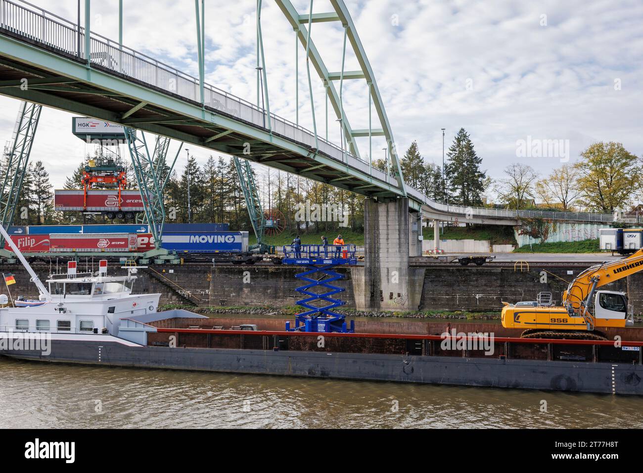 Fußgängerbrücke im Hafen von Niehl, Köln, Deutschland. Nachdem ein Schiff mit einem verlängerten Kran die Brücke am 18. Oktober 2023 schwer beschädigt hat, sind Experten dabei Stockfoto