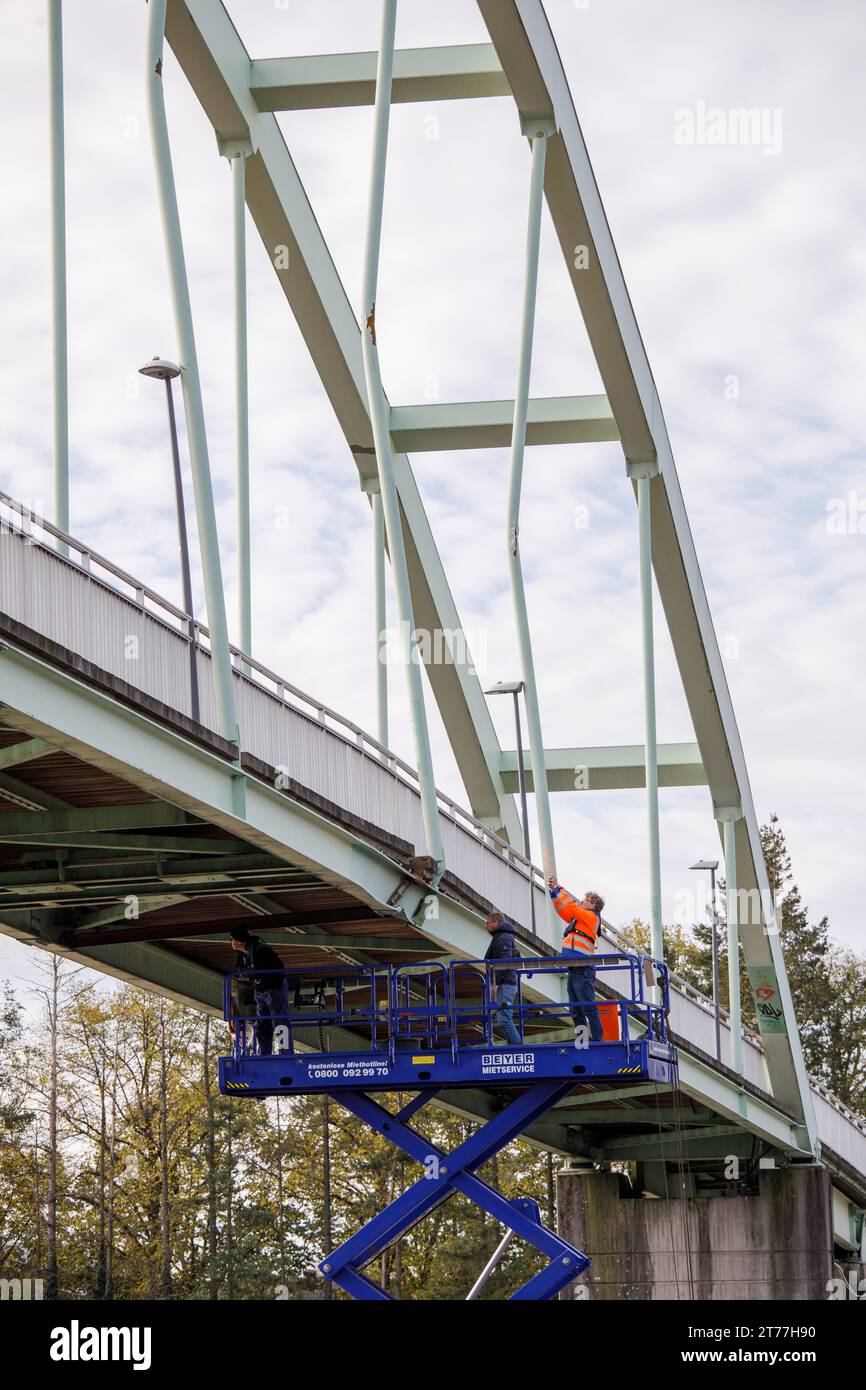 Fußgängerbrücke im Hafen von Niehl, Köln, Deutschland. Nachdem ein Schiff mit einem verlängerten Kran die Brücke am 18. Oktober 2023 schwer beschädigt hat, sind Experten dabei Stockfoto