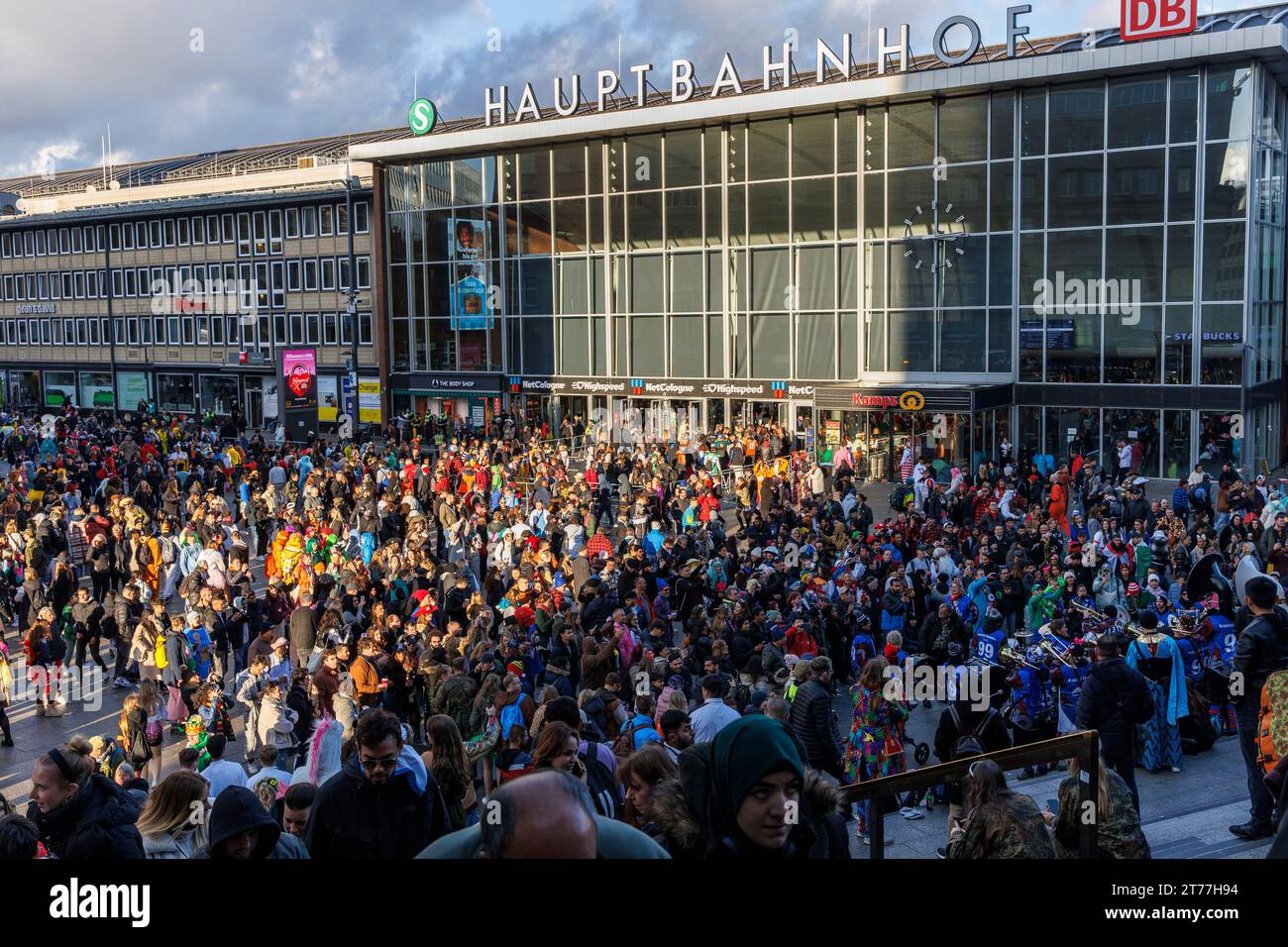 Am Tag der Eröffnung der Karnevalsveranstaltung am 11.11.23 feiern viele Menschen vor dem Hauptbahnhof, Köln. Am Tag der Kar Stockfoto