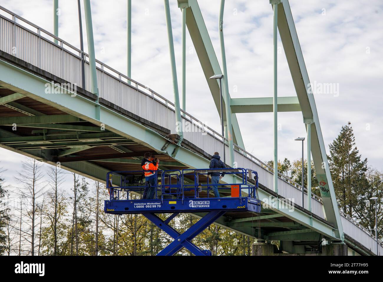 Fußgängerbrücke im Hafen von Niehl, Köln, Deutschland. Nachdem ein Schiff mit einem verlängerten Kran die Brücke am 18. Oktober 2023 schwer beschädigt hat, sind Experten dabei Stockfoto