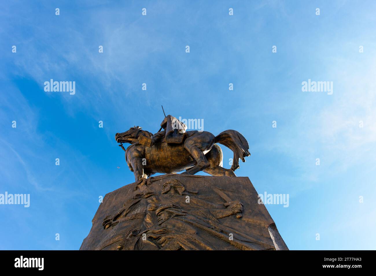 Flacher Blick auf die Statue von Emir Abdelkader vor einem blauen Himmel in Algier City. Stockfoto