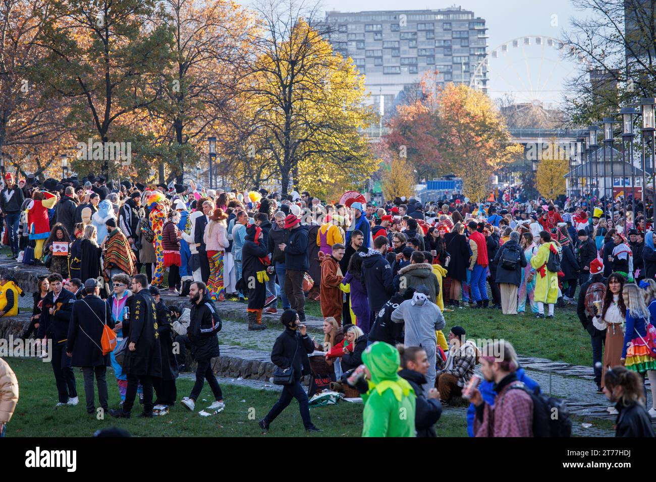 Am Tag der Eröffnung der Karnevalsveranstaltung am 11.11.23 feiern viele Menschen im Rheingarten in der Kölner Altstadt. Am-Tag der Stockfoto
