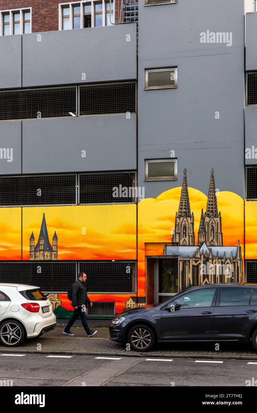 Wandmalerei an der Fassade eines Parkhauses in der Maybachstraße, Köln, Deutschland. Graffiti am Saturn Parkhaus in der Maybachstrasse, Köln, Deutsc Stockfoto