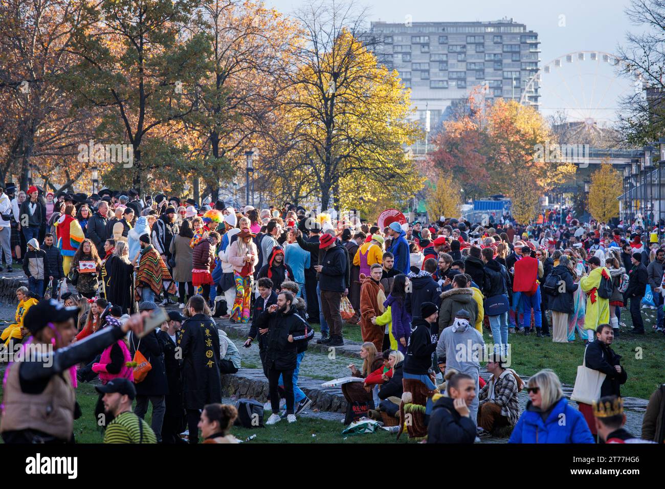 Am Tag der Eröffnung der Karnevalsveranstaltung am 11.11.23 feiern viele Menschen im Rheingarten in der Kölner Altstadt. Am-Tag der Stockfoto