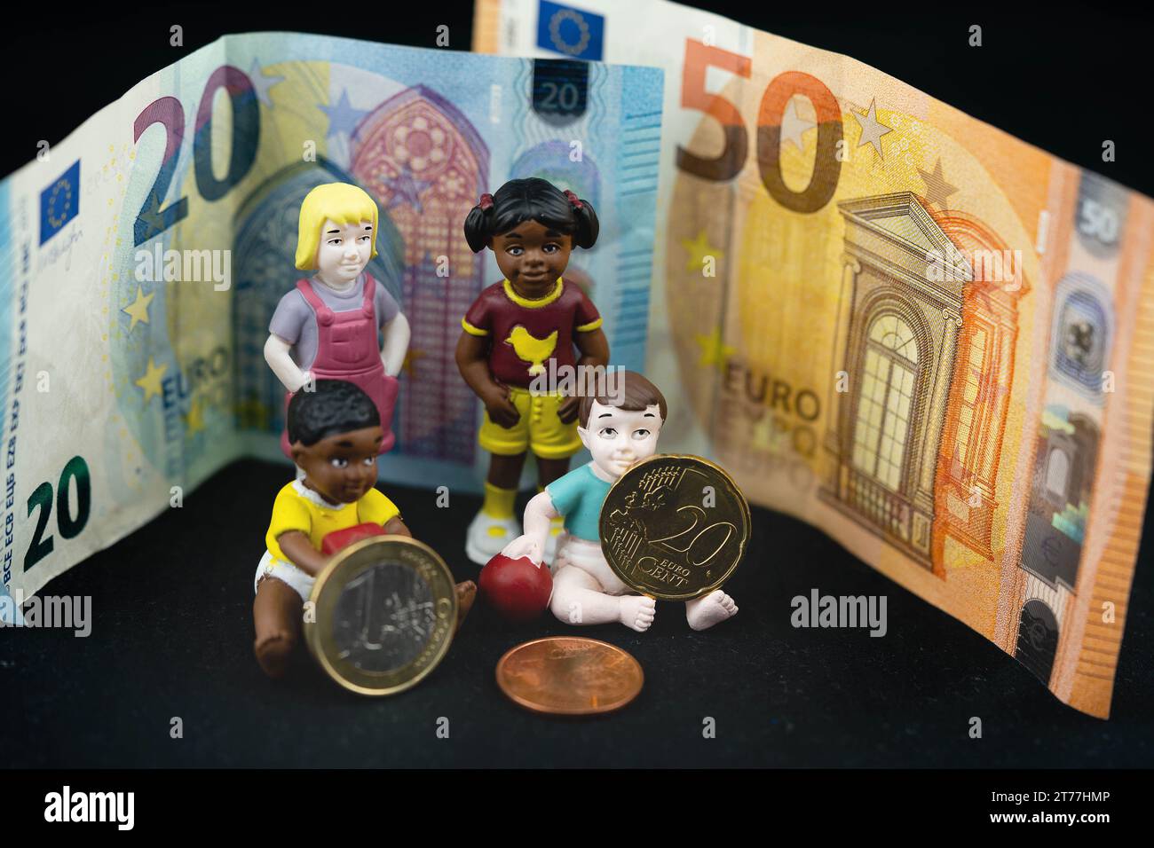 Familien erhalten finanzielle Unterstützung, Kindergeld, symbolisches Image Stockfoto