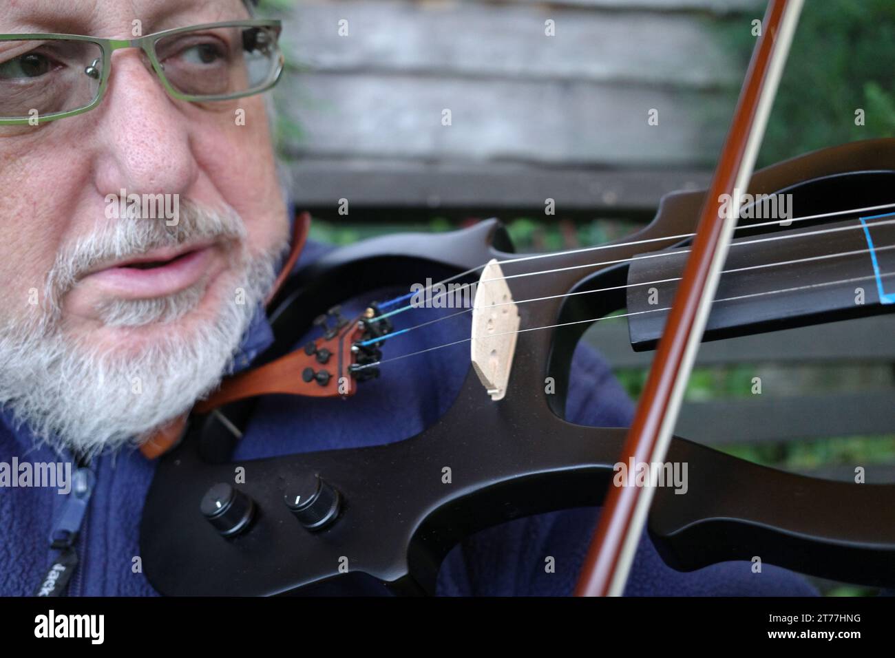 Porträt eines älteren Mannes, der eine elektrische Violine spielt Stockfoto