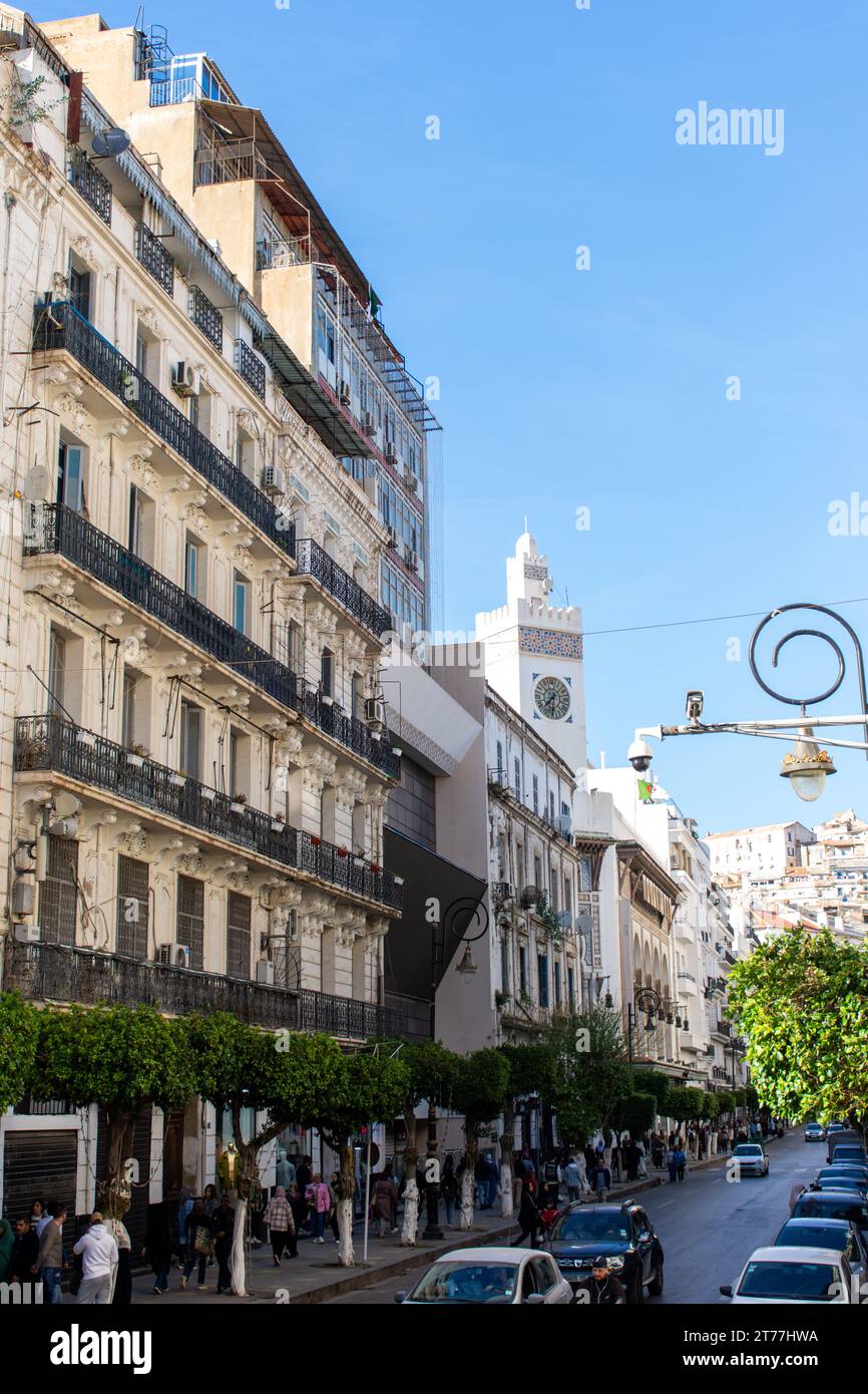 Blick auf einen Stau in Algier City. Leute, die auf dem Bürgersteig laufen. Stockfoto