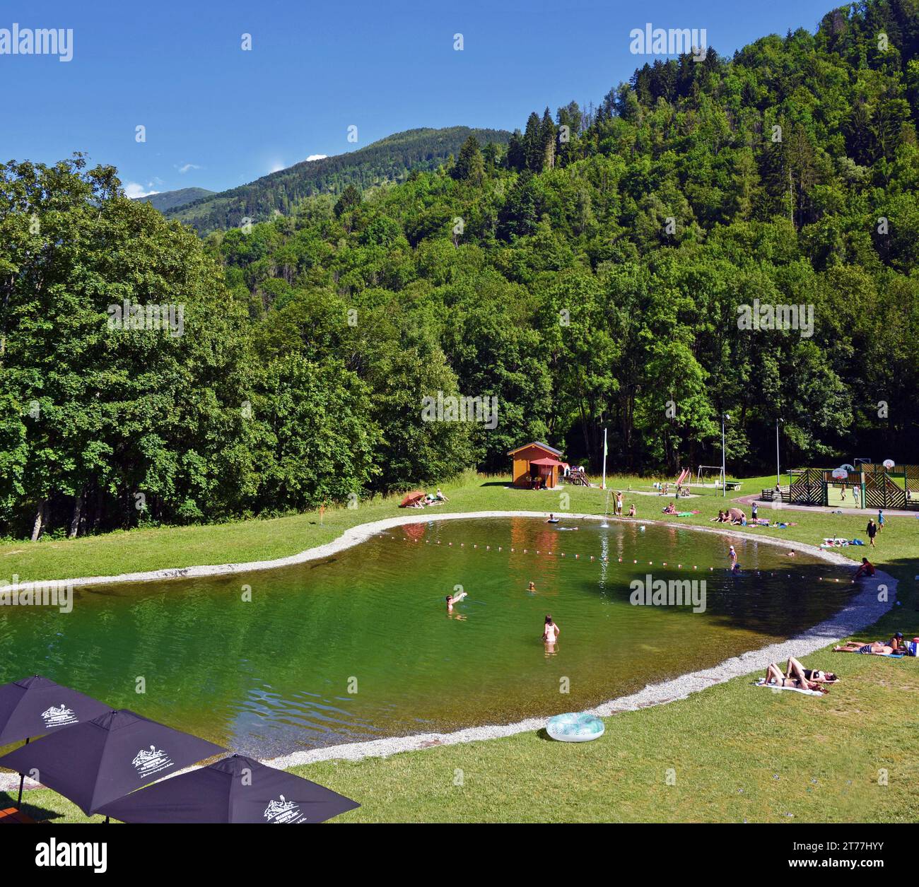 Personen am kleinen künstlichen See, Frankreich, Savoie, Maurienne-Tal, Saint Colomban des Villards Stockfoto