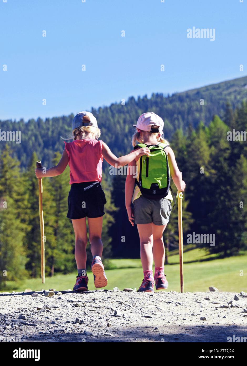 Zwei kleine Mädchen, die zusammen auf einem Wanderweg wandern, Rückansicht, Frankreich, Savoie, Maurienne-Tal, Saint Colomban des Villards Stockfoto