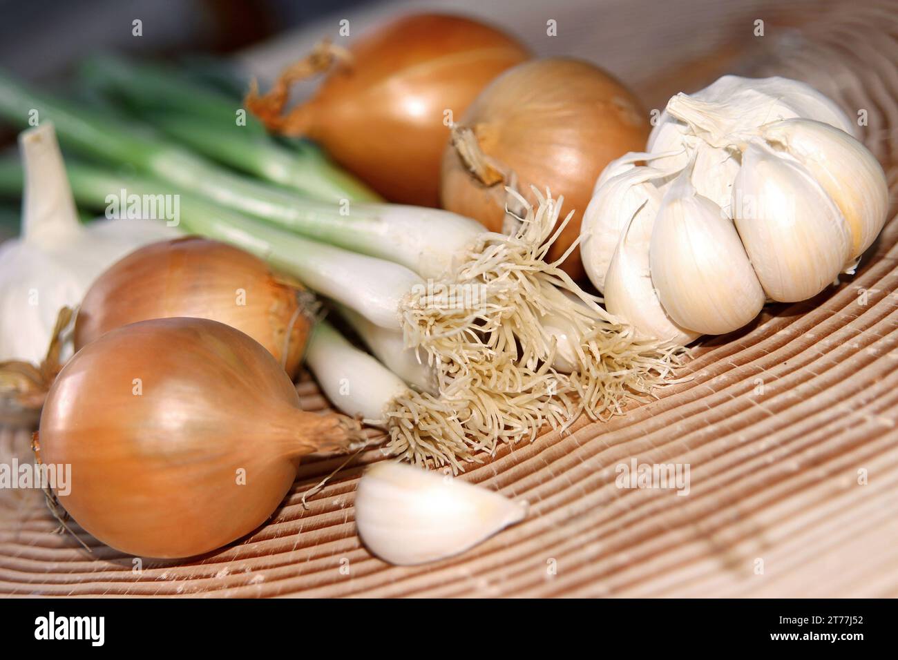 Zwiebeln, Knoblauch und Lauch in einem Korb Stockfoto