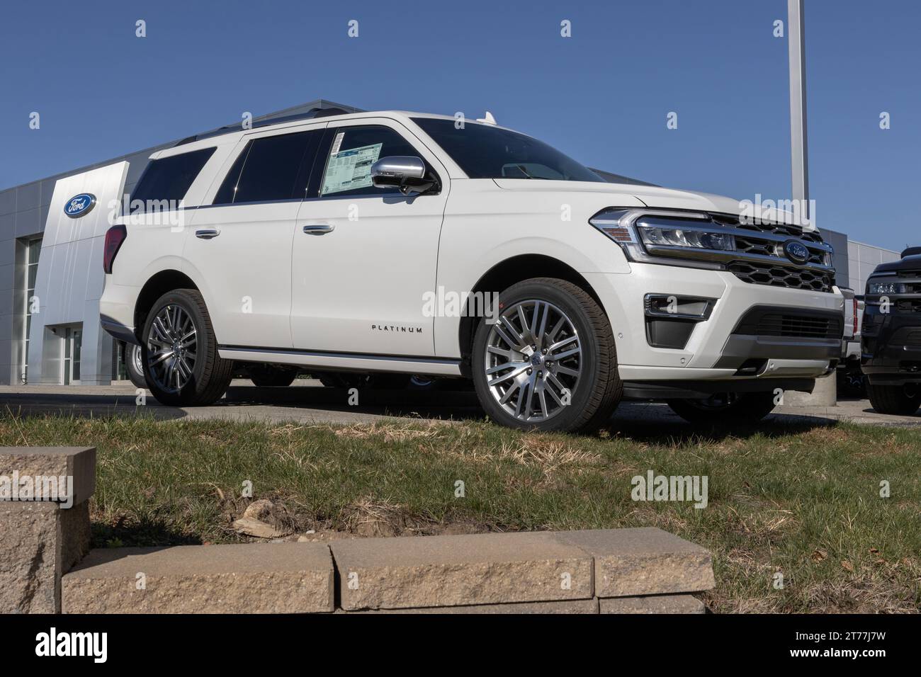 Indianapolis - 12. November 2023: Ford Expedition Platinum 4X4 Display. Ford bietet die Expedition im XL-, XLT-, Limited-, Timberline- und King Ranch-Modus an Stockfoto
