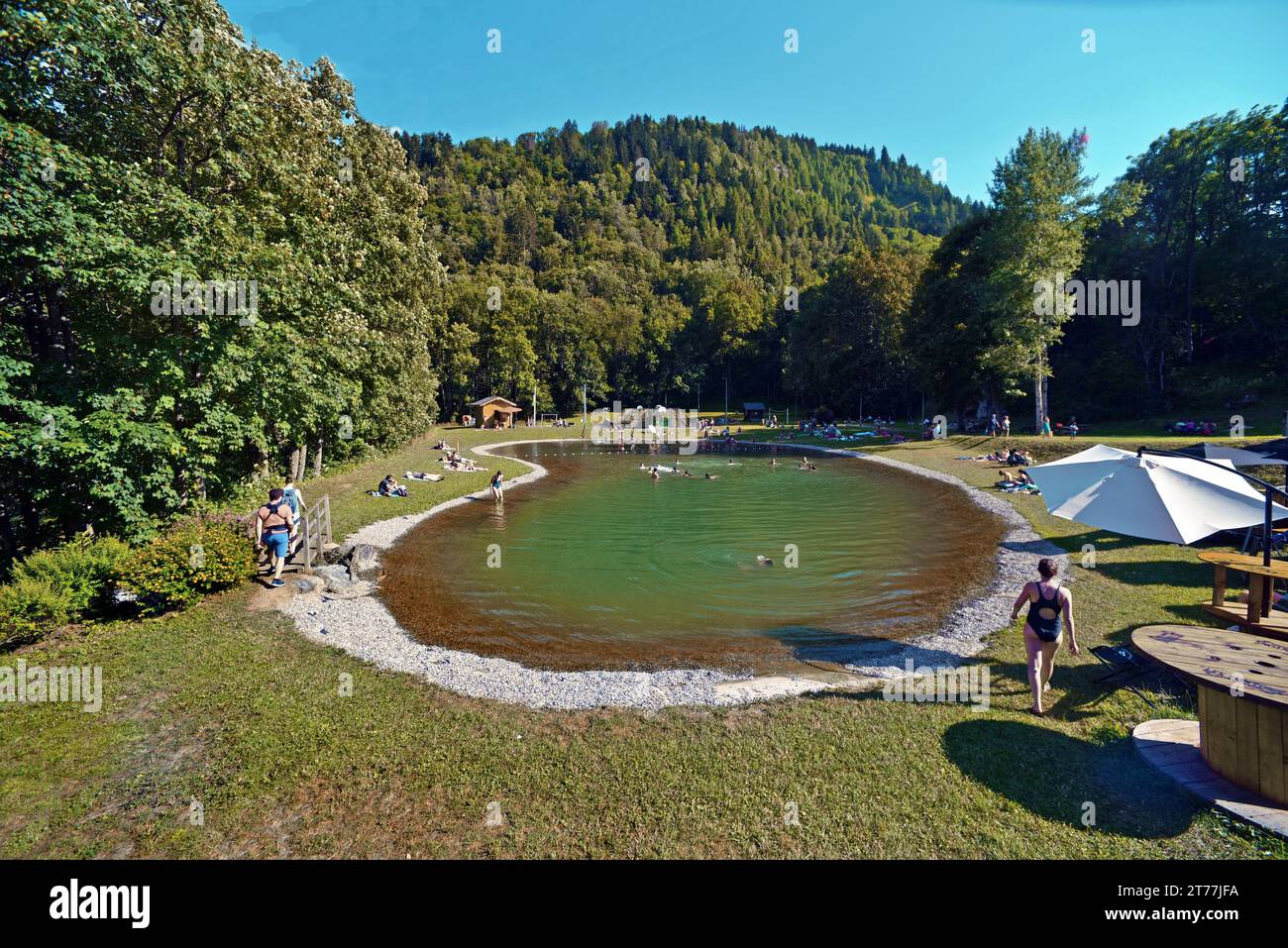 Personen am kleinen künstlichen See, Frankreich, Savoie, Maurienne-Tal, Saint Colomban des Villards Stockfoto