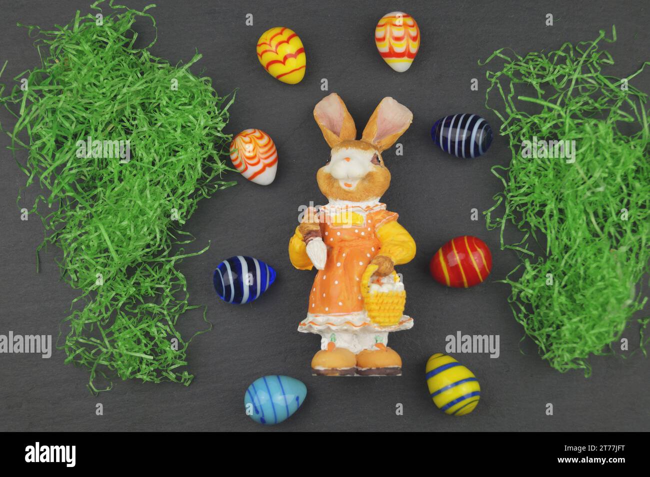 Osterhase mit Ostereiern im Osternest Stockfoto