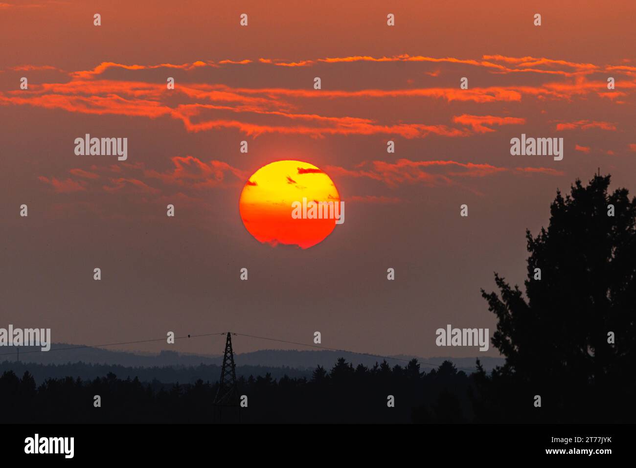 Orange-roter Sonnenuntergang, Deutschland, Bayern, Halfing Stockfoto
