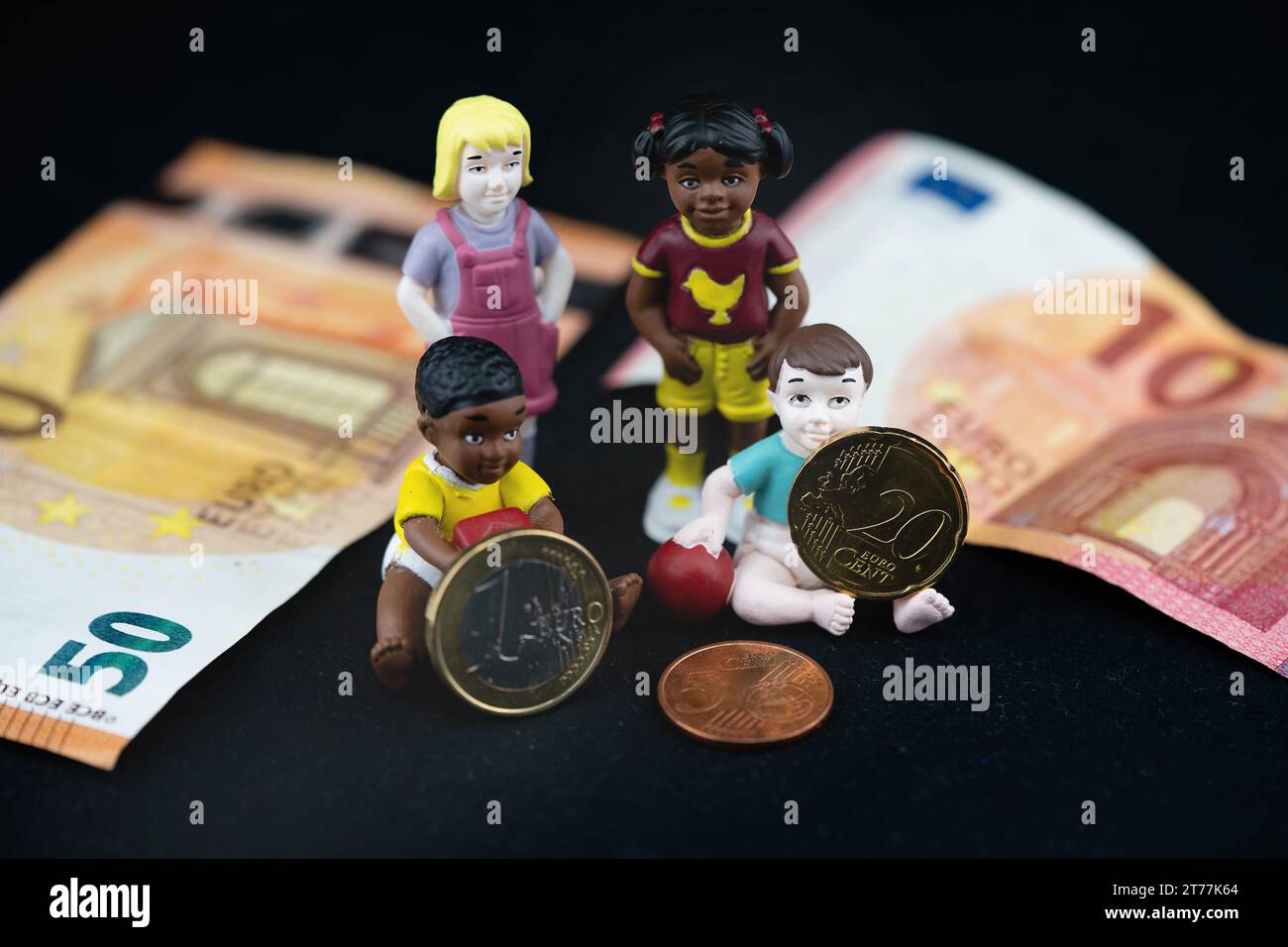Familien erhalten finanzielle Unterstützung, Kindergeld, symbolisches Image Stockfoto