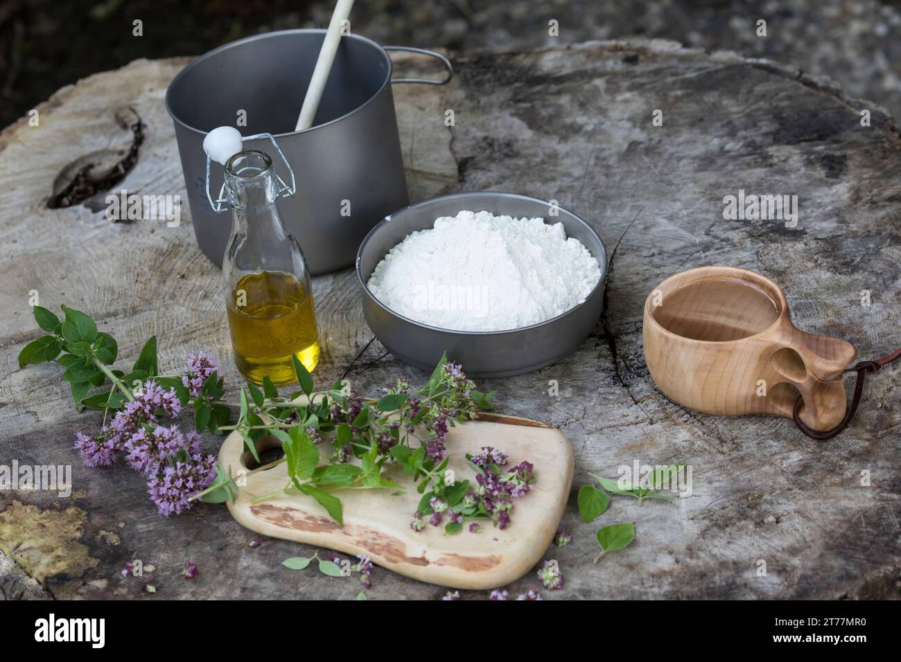 Bannock, Bannockbrot, Bannock-Brot, Pfannenbrot, Fladenbrot, Brot, wird auf offenem Feuer, Lagerfeuer, Hobo-Kocher, Outdoor-Kocher, Campingkocher selb Stockfoto