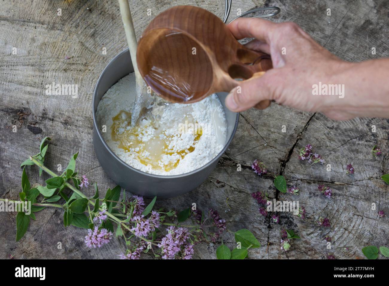 Bannock, Bannockbrot, Bannock-Brot, Pfannenbrot, Fladenbrot, Brot, wird auf offenem Feuer, Lagerfeuer, Hobo-Kocher, Outdoor-Kocher, Campingkocher selb Stockfoto