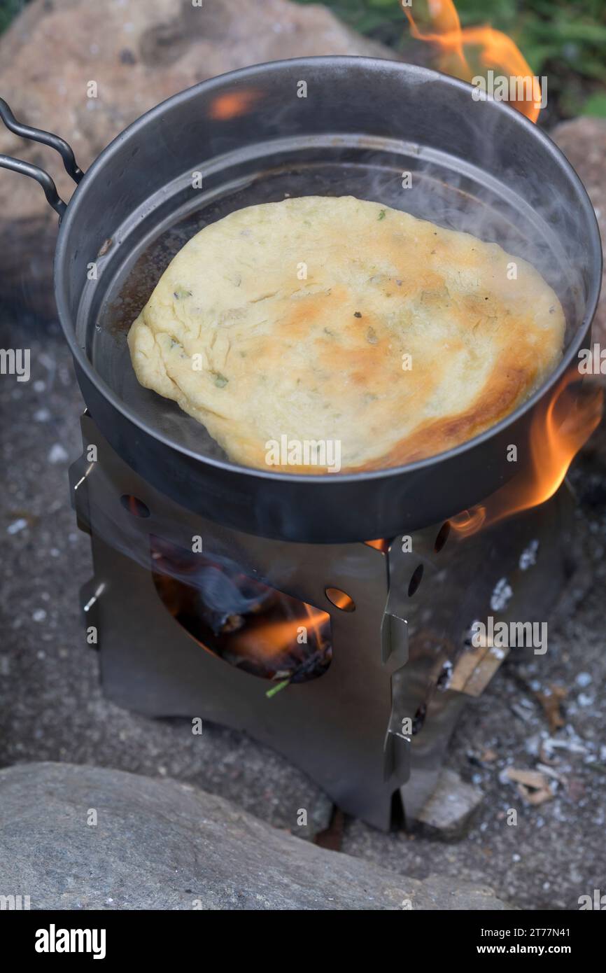 Bannock, Bannockbrot, Bannock-Brot, Pfannenbrot, Fladenbrot, Brot, wird auf offenem Feuer, Lagerfeuer, Hobo-Kocher, Outdoor-Kocher, Campingkocher selb Stockfoto