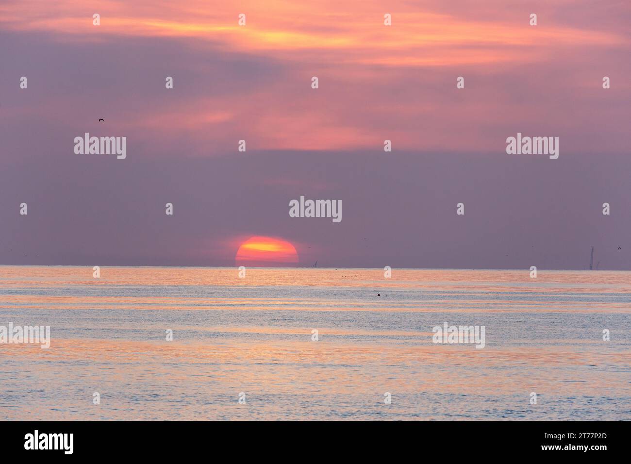 Klassischer Sonnenaufgang über dem Wasser von North Berwick, Schottland Stockfoto