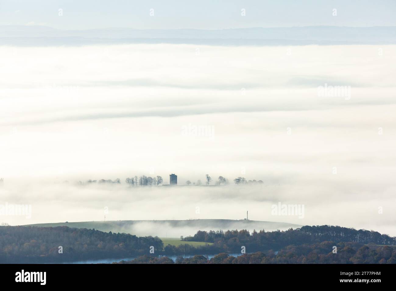 Der Clackmannan Tower erscheint aus dem Nebel, von hoch oben auf dem Bank Hill in den Ochil Hills gesehen. Stockfoto