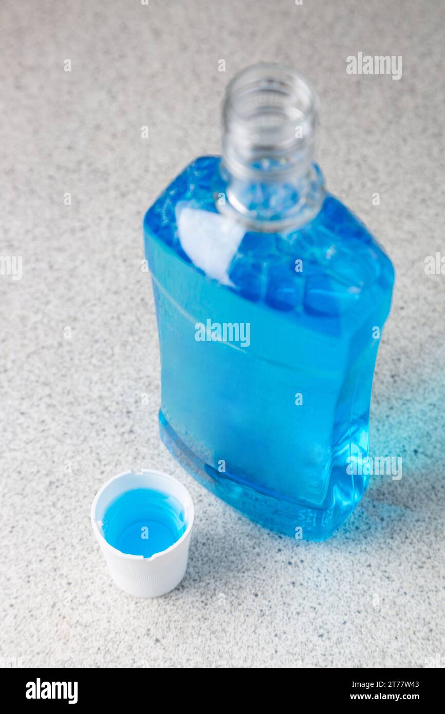 Eine Flasche Mundwasser mit abgezogener Kappe Stockfoto