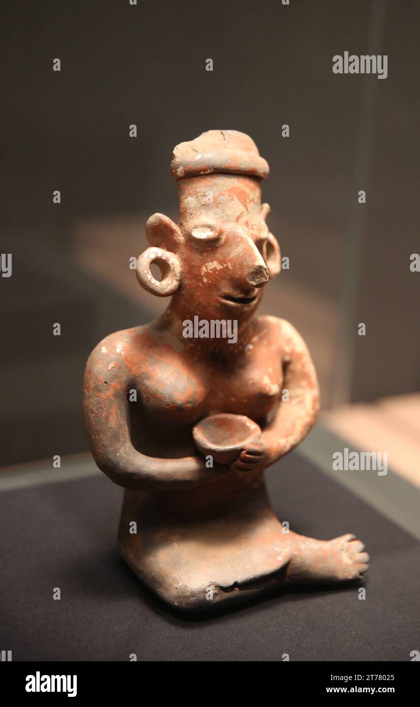 Keramikfigur einer sitzenden Frau. Nayarit, Mexiko. 3. Jahrhundert v. Chr. - 3. Jahrhundert n. Chr. British Museum. London. GBR Stockfoto