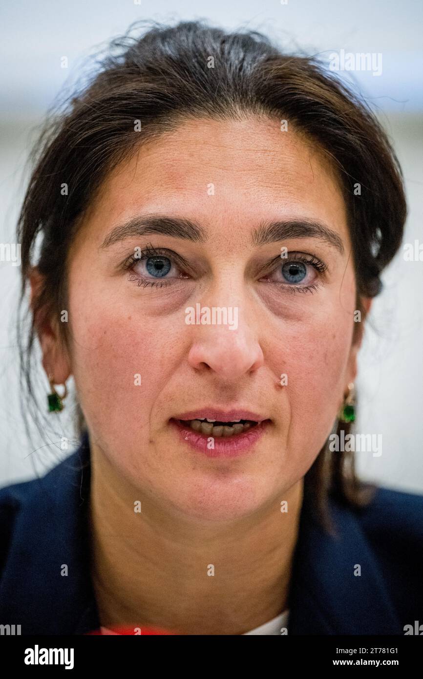 Der flämische Minister für Umwelt, Energie, Tourismus und Justiz, Zuhal Demir, ein Bild von einer Pressekonferenz über die Einigung der flämischen Regierung über das Stickstoffdekret am Dienstag, den 14. November 2023. BELGA FOTO JASPER JACOBS Stockfoto