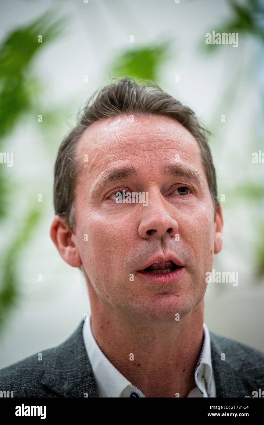 Der flämische Minister für Beschäftigung, Wirtschaft, Sozialwirtschaft und Landwirtschaft, Jo Brouns, ein Bild auf einer Pressekonferenz über die Einigung der flämischen Regierung über das Stickstoffdekret am Dienstag, den 14. November 2023, in Brüssel. BELGA FOTO JASPER JACOBS Stockfoto