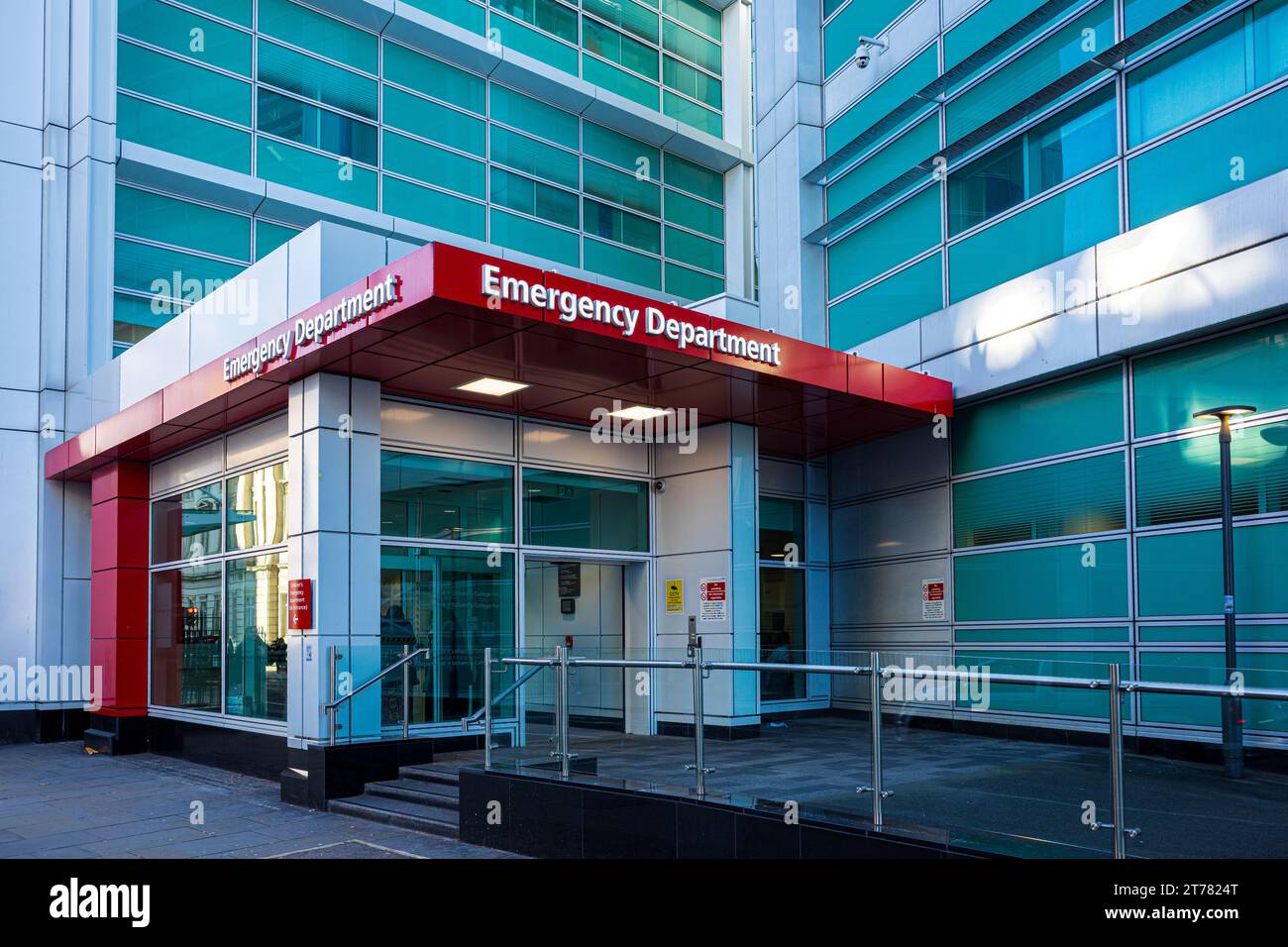 UK Hospital Emergency Department - Hospital A&E Emergency Department - Unfall- und Notfallabteilung eines großen britischen Krankenhauses im Zentrum von London. Stockfoto