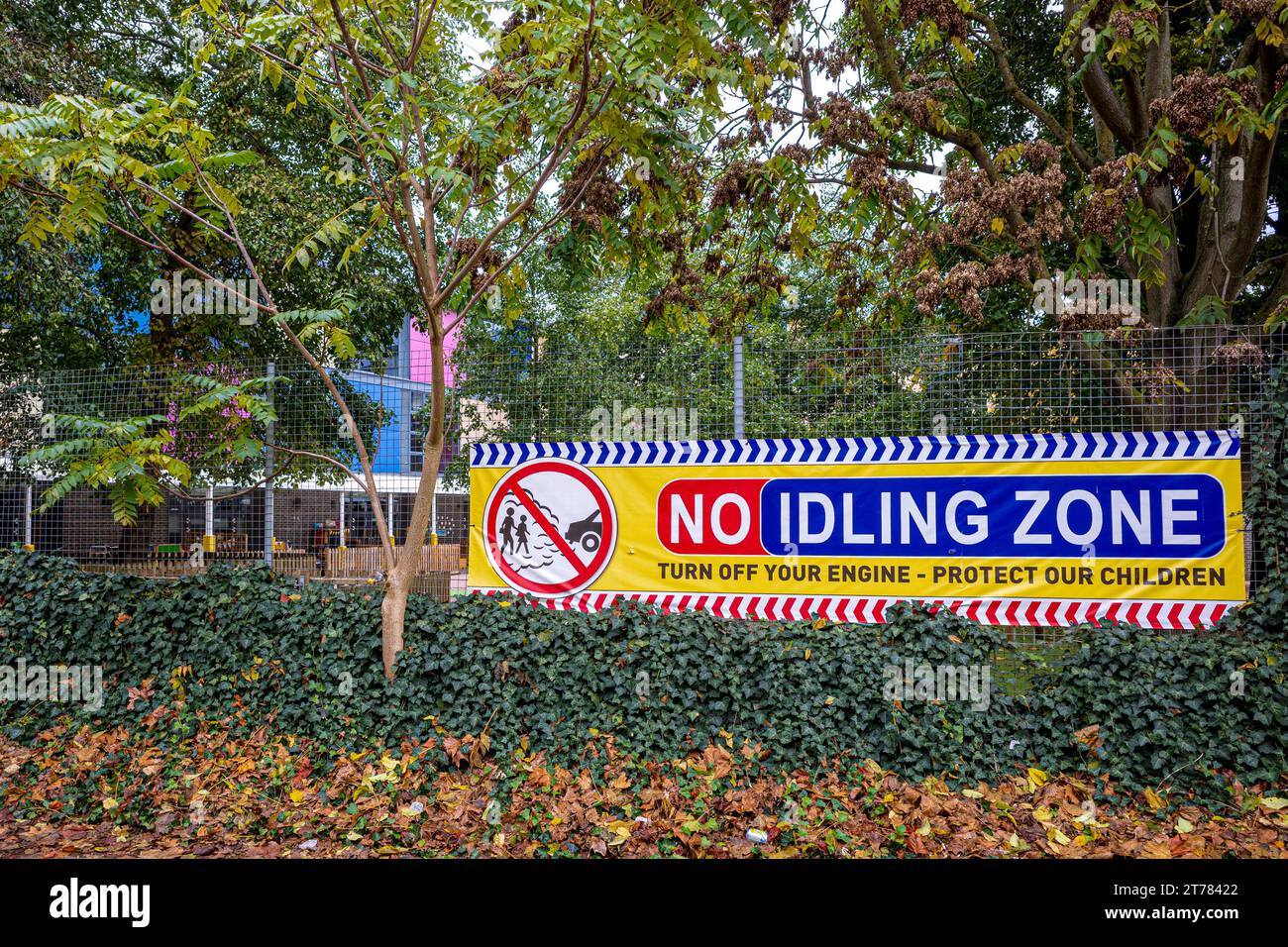 Kein Schild für Leerlaufzone in Großbritannien - Schild für Verschmutzungskontrolle vor einer Schule in Cambridge, Großbritannien. Stockfoto