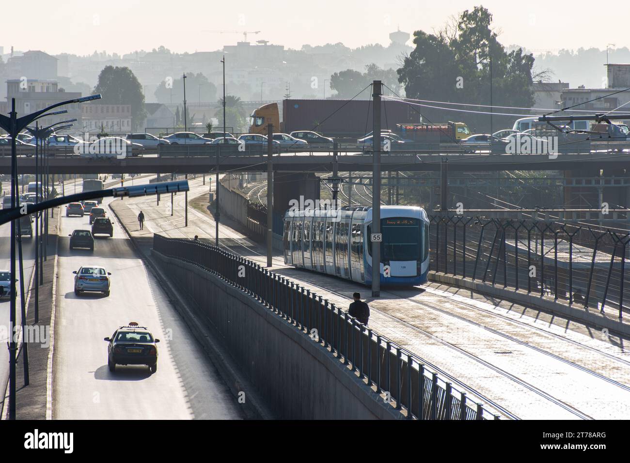 Hochwinkelblick auf eine Autobahn in Algier City. Moderne Straßenbahn auf der Straße. Stockfoto