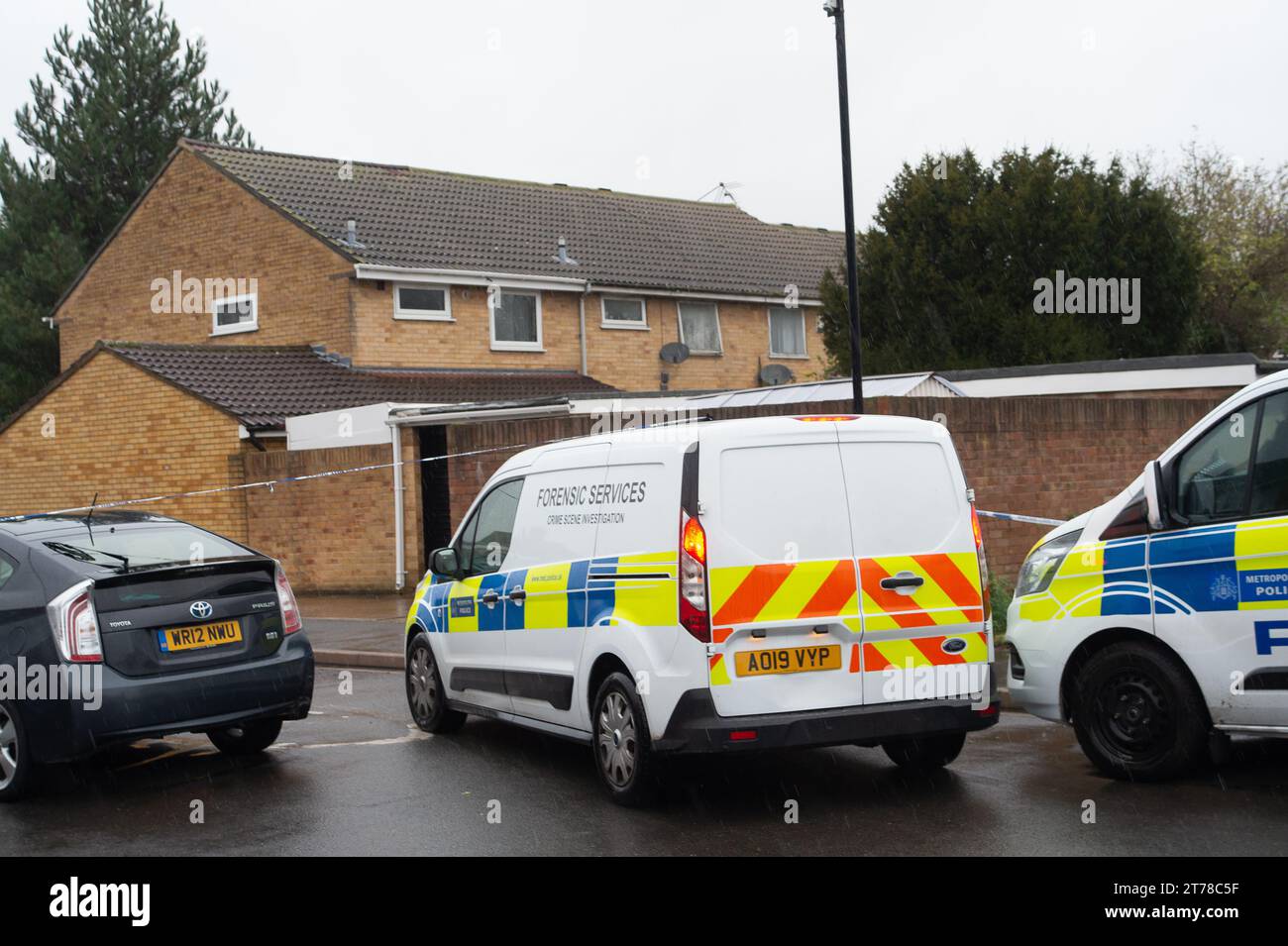 Hounslow, Großbritannien. November 2023. Polizei, Forensik und Feuerermittler befinden sich am Sonntagabend in einem Haus in Channel Close in Hounslow, West London, am Ort eines tragischen Brandes, bei dem fünf Menschen, darunter drei Kinder, ums Leben kamen. Eine Person bleibt im Krankenhaus, während eine andere Person unberücksichtigt bleibt. Der Londoner Feuerwehrkommissar Andy Roe hat nach dem tragischen Tod sein aufrichtiges Beileid ausgesprochen. Zehn Löschfahrzeuge und rund 70 Feuerwehrleute wurden zum Hausbrand gerufen. Das Erdgeschoss und die ersten Geschosse eines Mittelterrassenhauses wurden durch Feuer zerstört und ein Teil des Daches wurde ebenfalls beschädigt Stockfoto