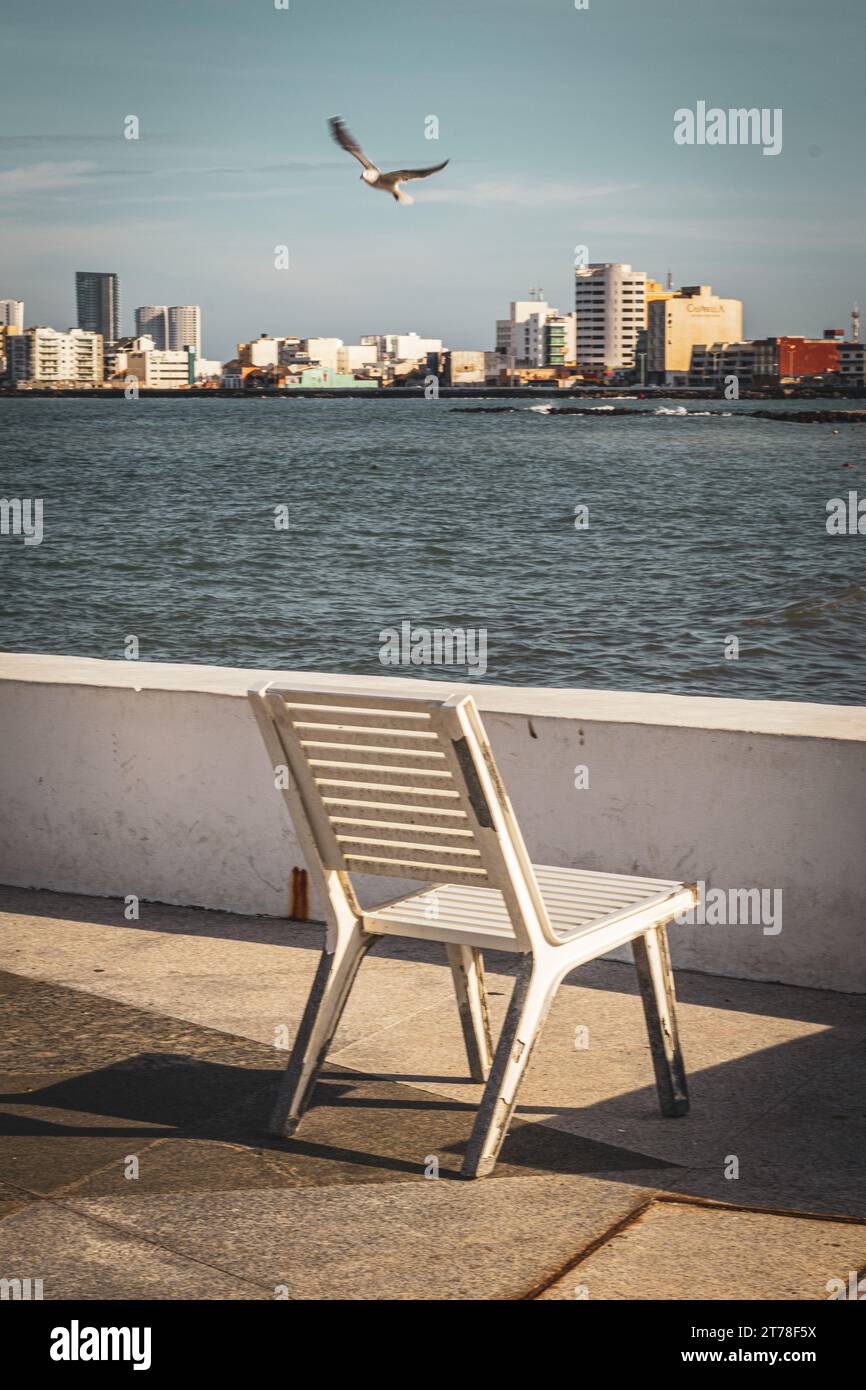 Stuhl, öffentliche Möbel an der Hafenpromenade von Veracruz, 2023 Stockfoto