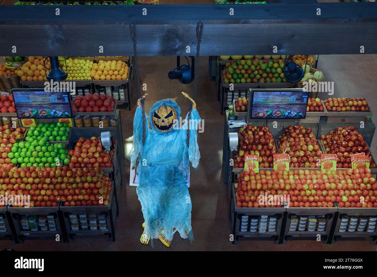 Eine Halloween-Dekoration mit einem Skelett mit Kürbiskopf hängt über der Frucht-Abteilung im exklusiven Supermarkt de Cicco & Sons in Somers, New York. Stockfoto
