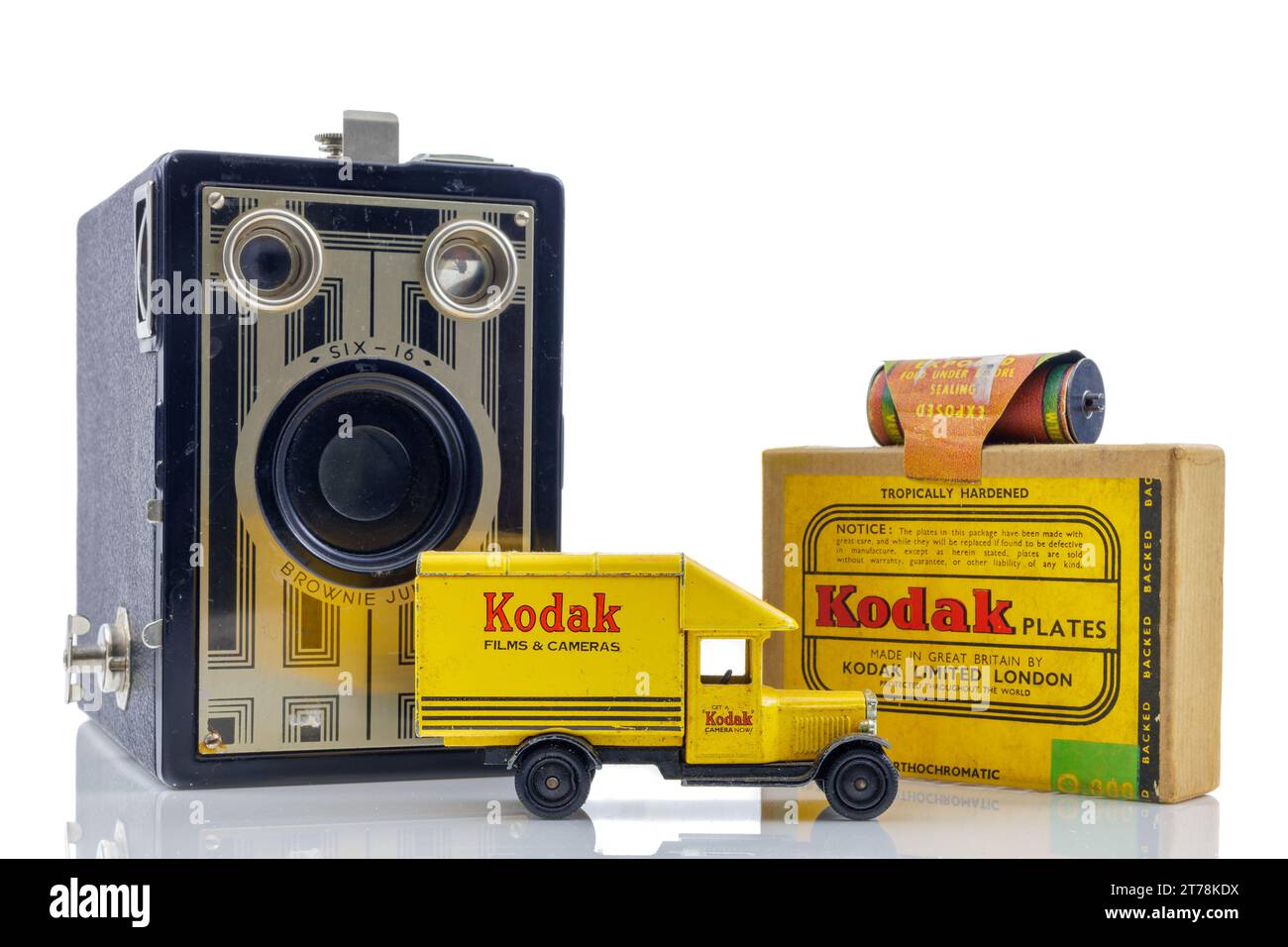 Dieren, Niederlande - 27. Oktober 2023: Alte Kodak Brownie Box Kamera, Spielzeugwagen und Filmkassetten vor weißem Hintergrund in Dieren Stockfoto
