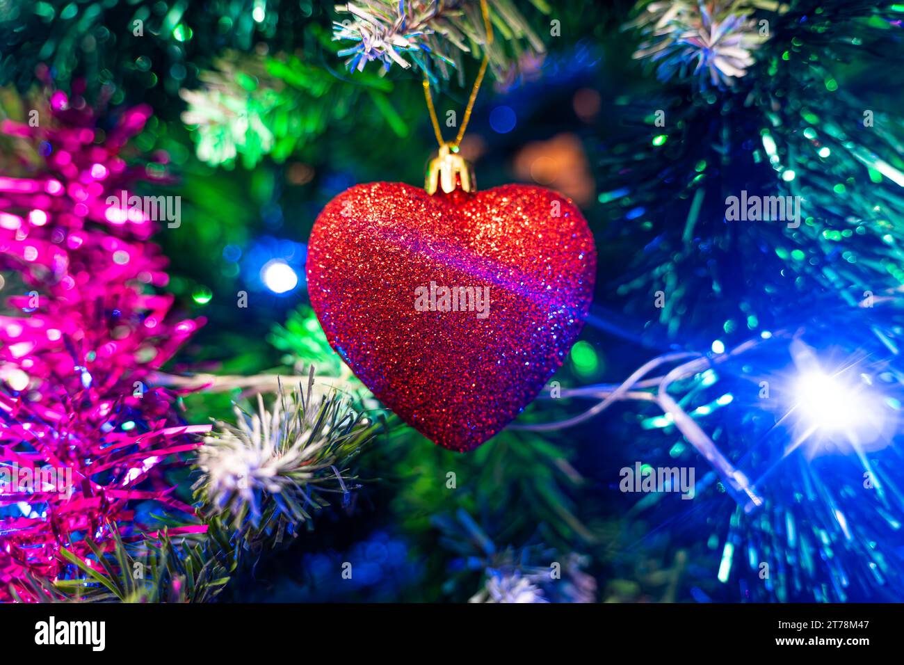 Dekorative Herz Form Ornament in einem Weihnachtsbaum A Stockfoto