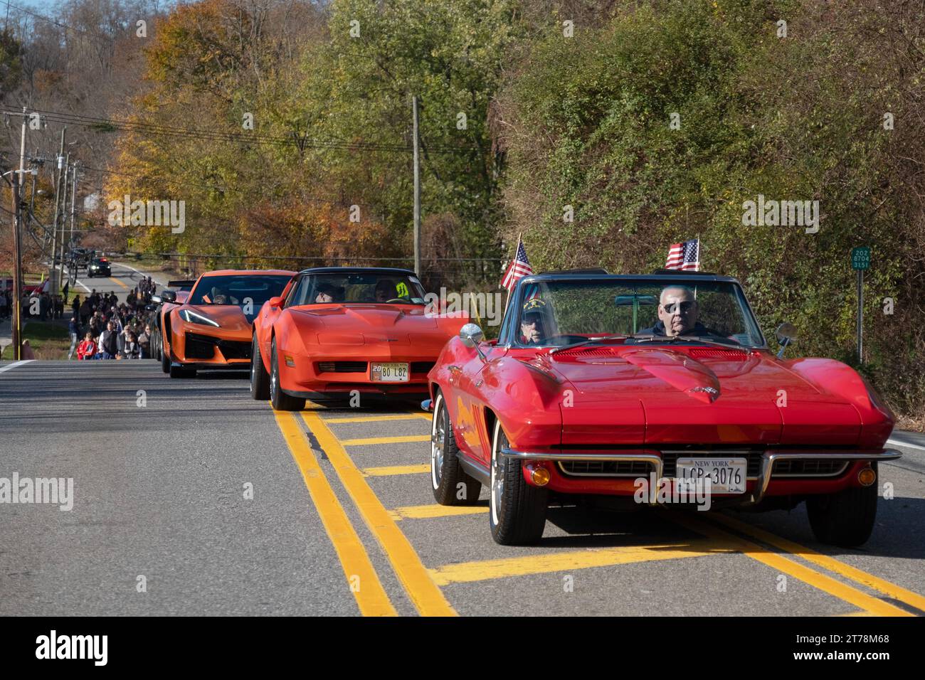 Drei rote Corvette-Wagen starten am 11. November 2023 in Somers, New York, bei der Veterans Day Parade. Stockfoto