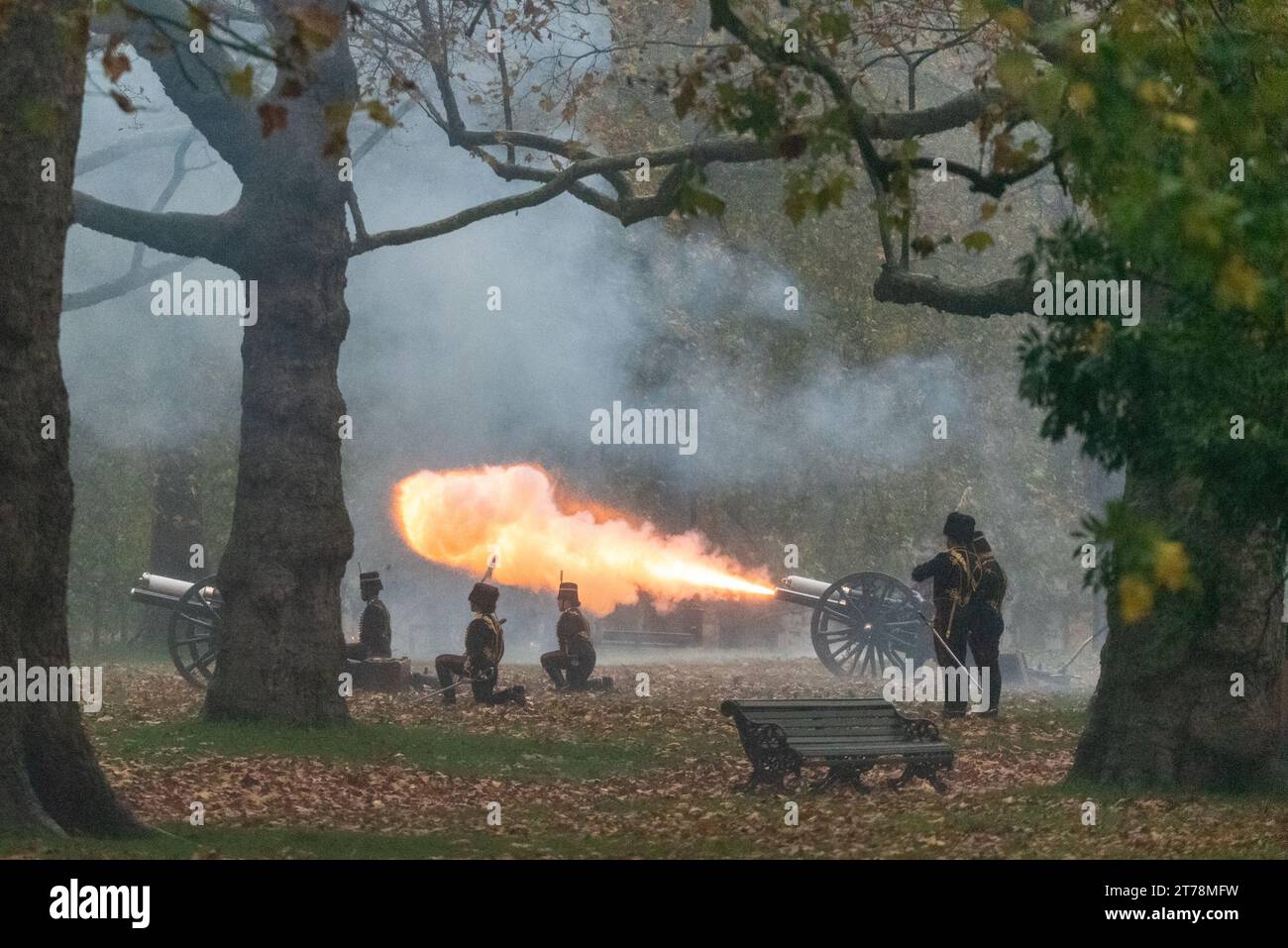 Green Park, Westminster, London, Großbritannien. November 2023. Im Royal Park of Green Park fand ein 41-Kanonen-Salut statt, um den Geburtstag von König Karl III. Zu feiern, der heute 75 Jahre alt ist. Der Gruß wurde von der Königstruppe Royal Horse Artillery (KTRHA) abgefeuert, die mit den 13-Pfünder-Kanonen der QF aus der Zeit des Ersten Weltkriegs in den Park eintraf. Der Gruß fand um 12 Uhr mittags bei starkem Regen statt. Mündungsblinken Stockfoto