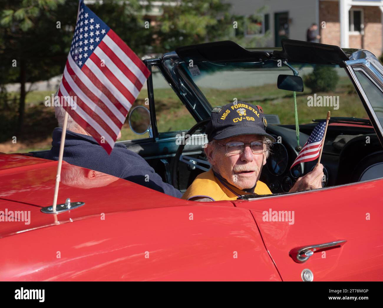 Ein Senior Army Veteran fährt in einem der Hauptautos der jährlichen Veterans Day Parade in Somers, New York am 11. November 2023. Stockfoto