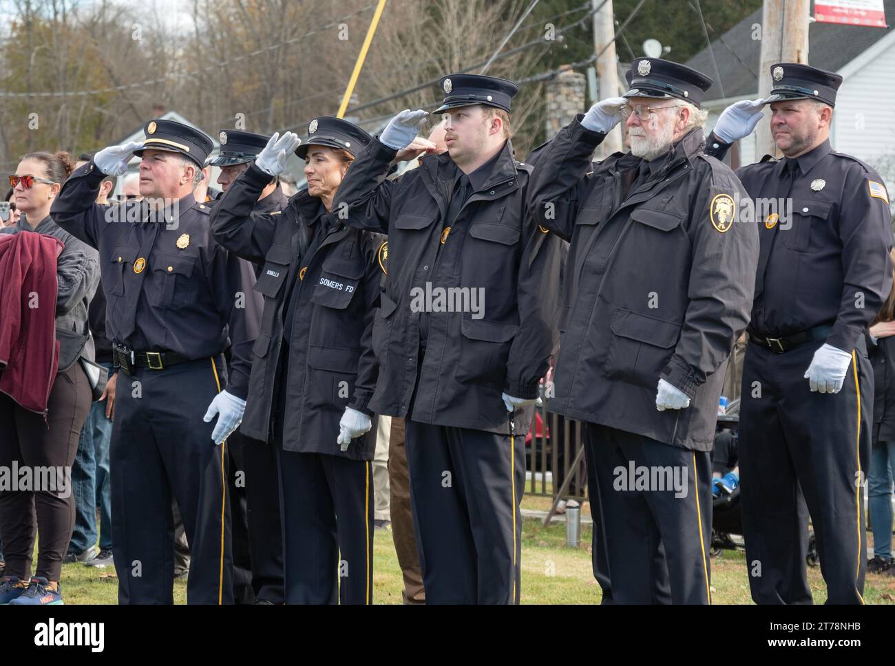 Mitglieder der Somers Volunteer Fire Department begrüßen das Star