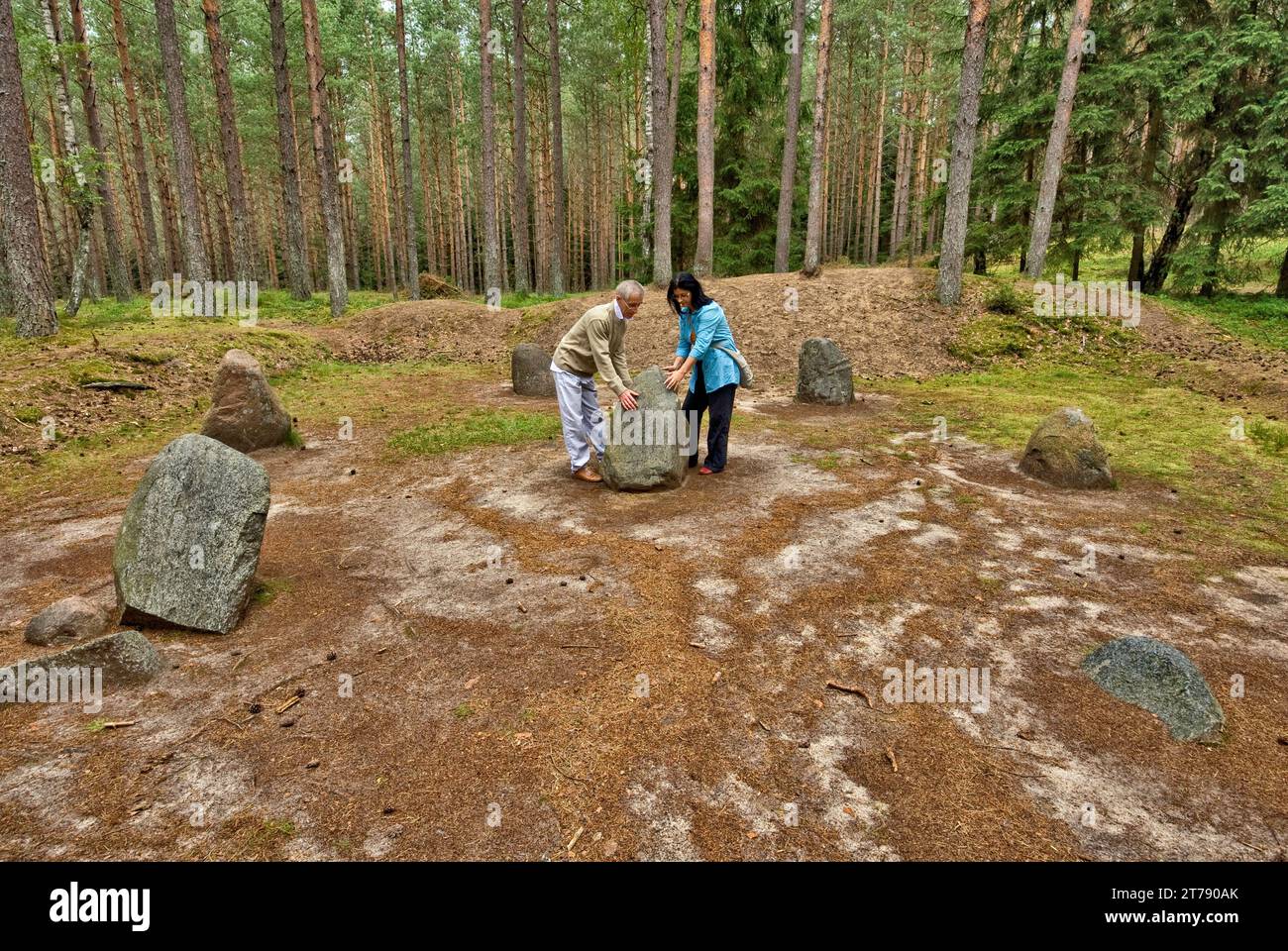 Besucher überprüfen die Energiestrahlung in neolithischen Steinkreisen, die von Goten (Geats) im Grzybnicki Forest Preserve bei Koszalin, Pommern, Polen geschaffen wurden Stockfoto