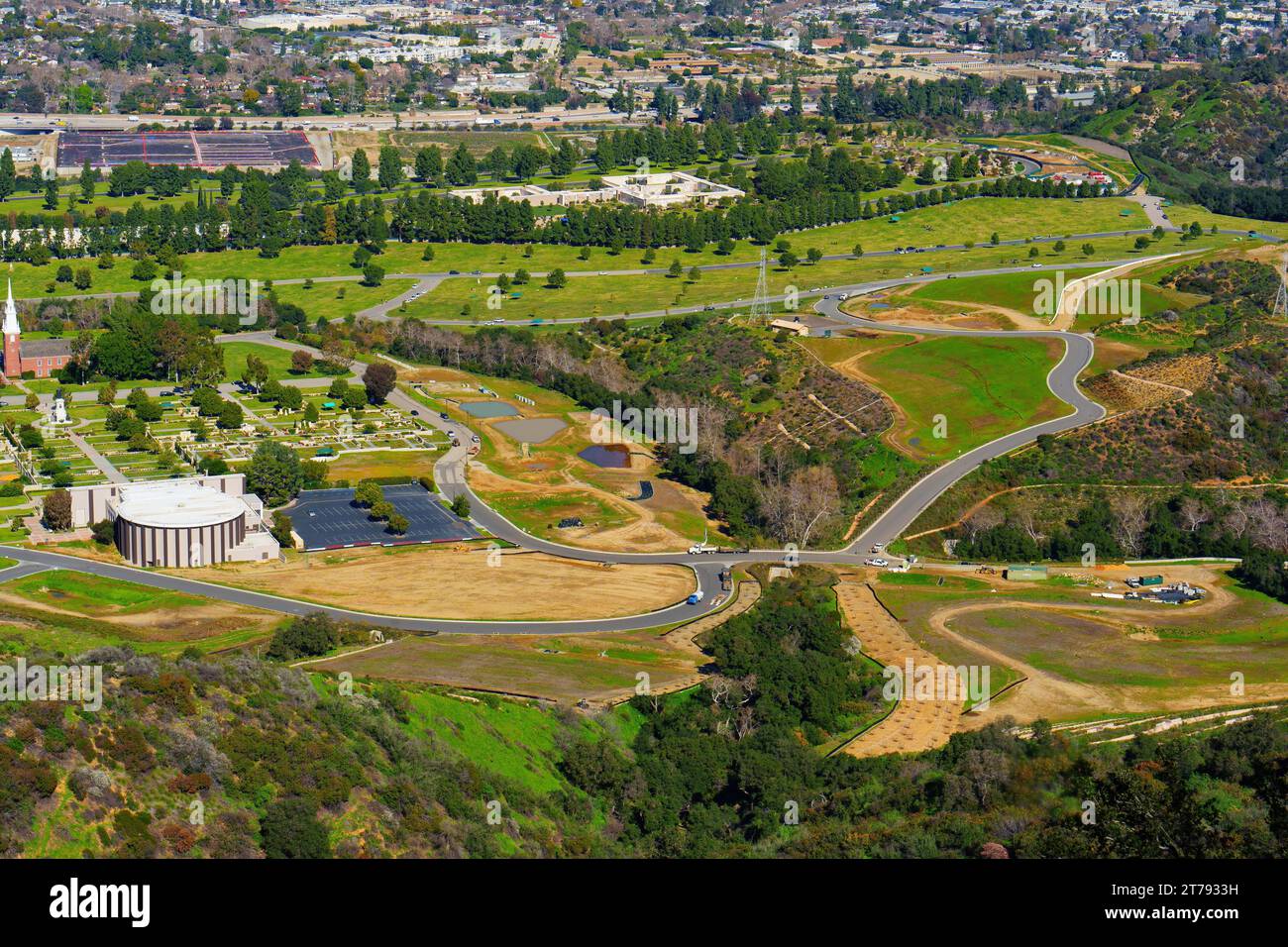 Aus der Vogelperspektive des Forest Lawn Cemetery in Hollywood Hills in Los Angeles. Stockfoto