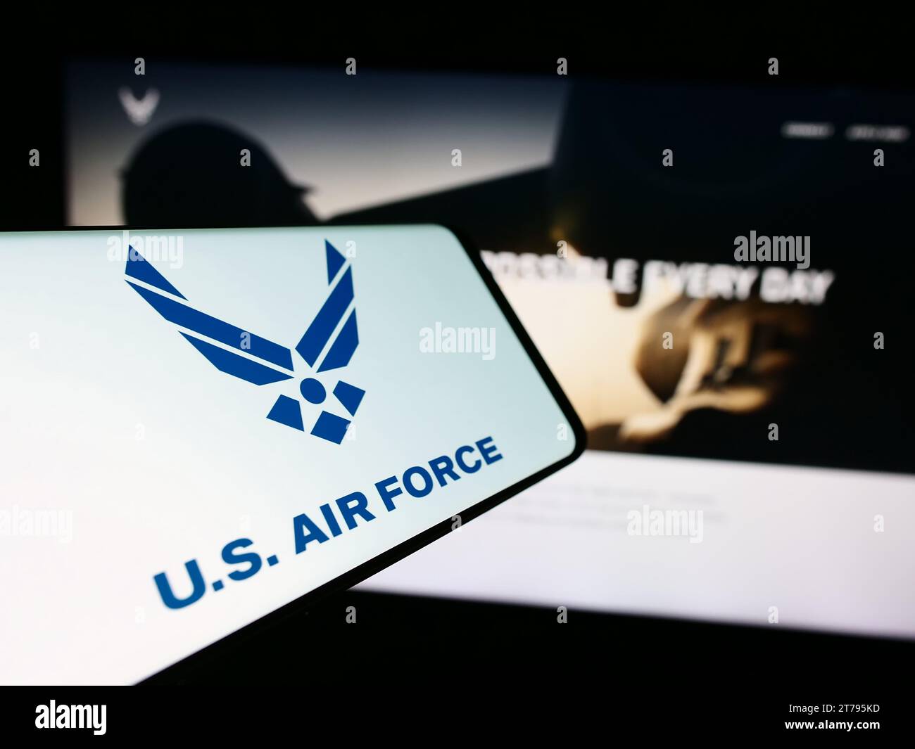 Mobiltelefon mit Logo der United States Air Force (USAF) vor der Website. Konzentrieren Sie sich auf die Mitte des Telefondisplays. Stockfoto