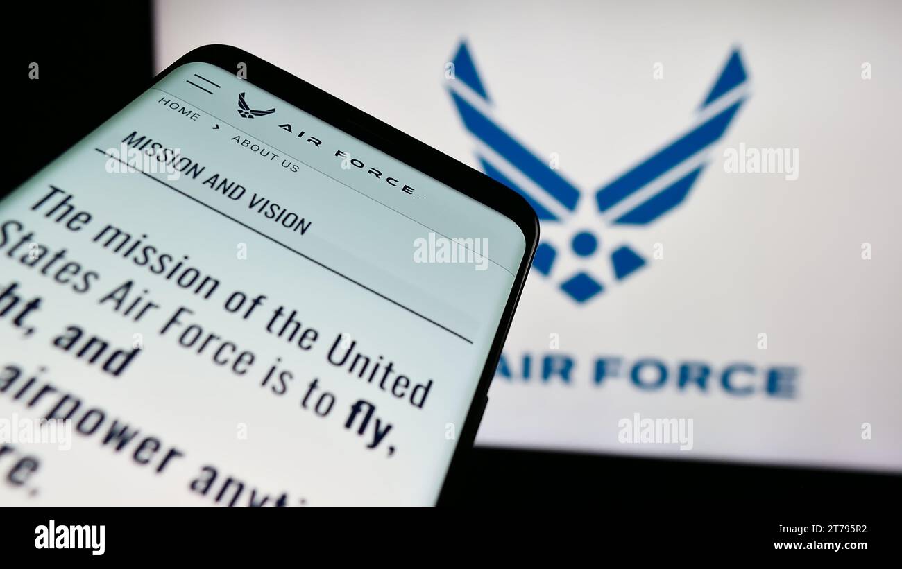 Mobiltelefon mit Website der United States Air Force (USAF) vor dem Logo. Fokussieren Sie sich oben links auf der Telefonanzeige. Stockfoto