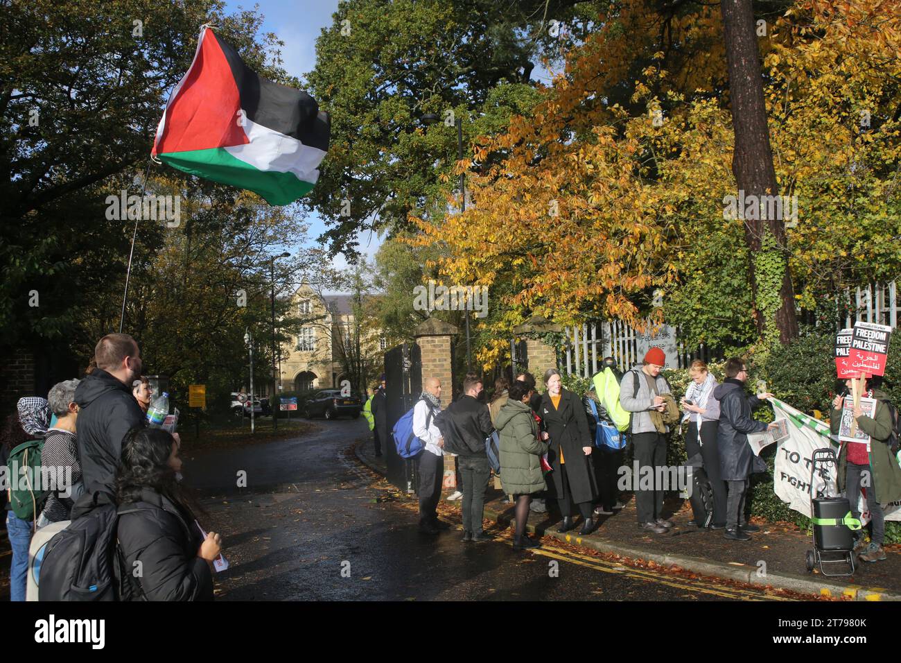 Unterstützer versammeln sich vor dem Snaresbrook Crown Court, um Reden zu lauschen und Fahnen zu schwingen, in Solidarität mit den Angeklagten. Palästinensische Aktionisten, die als „die Elbit-acht“ bekannt sind, werden wegen Verschwörung angeklagt, um kriminellen Schaden, Einbruch und einige von ihnen, Erpressung, gegen das israelische Rüstungsunternehmen Elbit Systems zu begehen. Die Anklage geht zurück auf 2020. Sechs Wochen sind vor Gericht beigelegt. Palestine Action glaubt, dass Elbits Unternehmen im Vereinigten Königreich Drohnen herstellen, die in Gaza und anderswo gegen das palästinensische Volk eingesetzt werden. Ihre direkten Maßnahmen gegen Elbit Systems in Großbritannien haben bereits stattgefunden Stockfoto